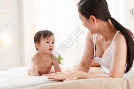 摄影6到11个月亚洲妈妈陪宝宝玩耍活力高清图片素材