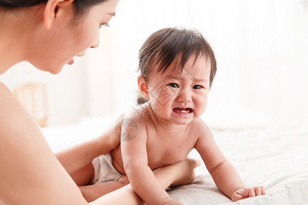 中国新的一年妈妈哄哭泣的宝宝背景