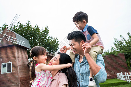 亚洲人四个人和谐快乐的一家四口图片