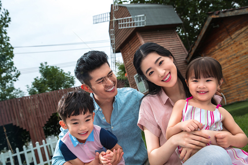 亚洲人半身像友谊幸福的四口之家图片