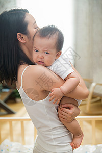 东方人房间天真妈妈抱着宝宝背景图片