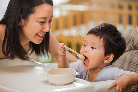 希望女人婴儿用品妈妈喂宝宝吃饭可爱的高清图片素材