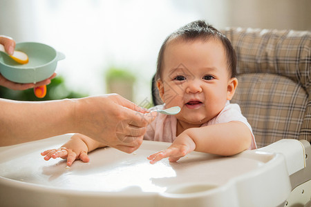 纯洁母女饮食妈妈给宝宝喂饭图片