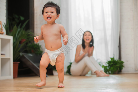 幼儿奔跑亲情可爱的安全妈妈陪宝宝玩耍背景