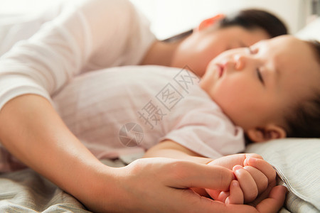 居家年轻妈妈陪宝宝睡觉家庭生活高清图片素材