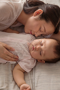 家庭生活妈妈陪宝宝睡觉婴儿高清图片素材
