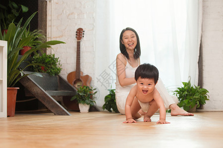 居家年轻妈妈陪宝宝玩耍高清图片