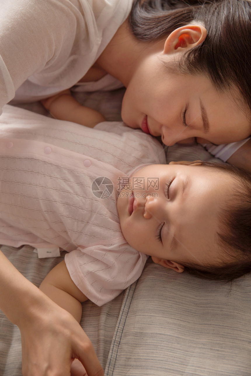 居家年轻妈妈陪宝宝睡觉图片
