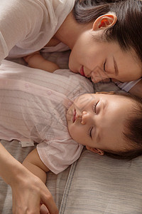 居家年轻妈妈陪宝宝睡觉保护高清图片素材