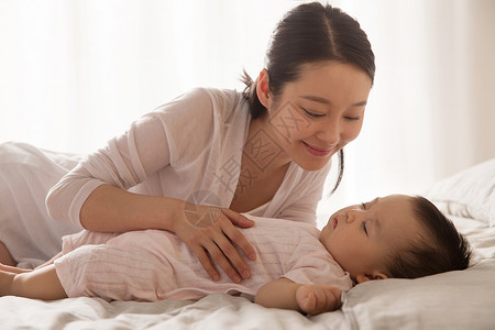 两个睡觉小孩童年妈妈陪宝宝睡觉背景