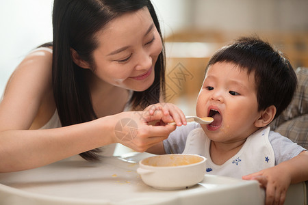 高脚凳子妈妈喂宝宝吃饭背景