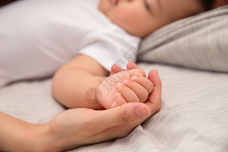 两个睡觉小孩女婴妈妈和宝宝的手背景