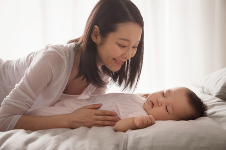 欢乐妈妈陪宝宝睡觉女人高清图片素材