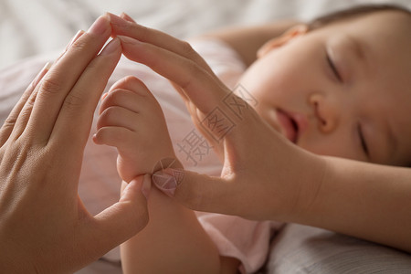 宝宝和妈妈睡觉妈妈和宝宝的手背景