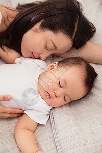年轻妈妈和宝宝睡觉中国人高清图片素材