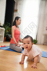 婴儿锻炼健身妈妈和宝宝背景