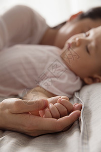 躺着的宝宝幼儿妈妈和宝宝的手背景