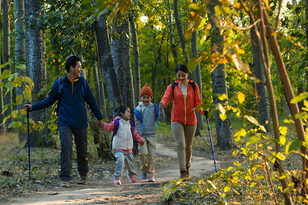 生态旅游相伴幸福家庭徒步旅行关爱高清图片素材