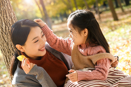 女孩外出度假无忧无虑的幸福家庭秋季外出度假背景