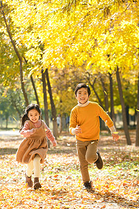 树林跑步快乐儿童在户外奔跑背景