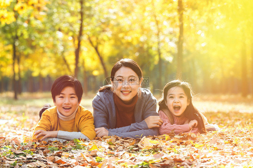 妈妈和孩子在户外玩耍图片