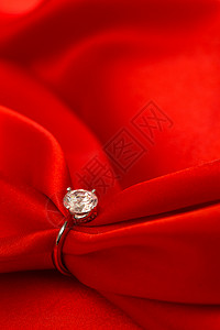 节日绸缎祝福红丝绸和钻石戒指图片