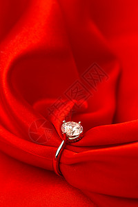 垂直构图情人节华丽的红丝绸和钻石戒指图片