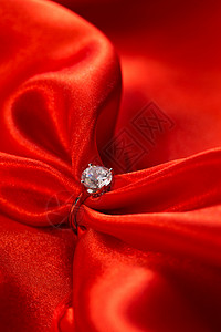 高雅静物垂直构图红丝绸和钻石戒指图片