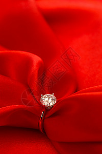 垂直构图华丽的清新红丝绸和钻石戒指图片