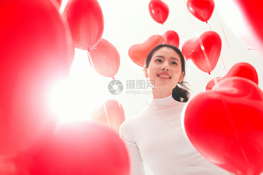 气氛心型情人节青年女人和气球图片