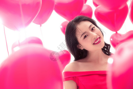 爱心漂浮情人节幸福亚洲青年女人和气球背景