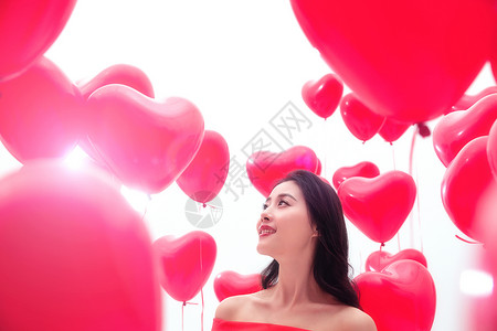 爱心漂浮彩色图片礼物青年女人和气球背景