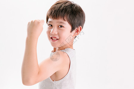 做拼图的儿童手臂人快乐做强壮动作的可爱小男孩背景