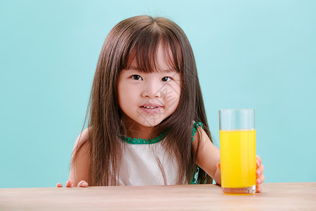 可爱的小女孩喝饮料维生素高清图片素材