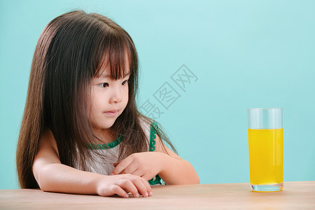 半身像亚洲天真可爱的小女孩喝饮料营养高清图片素材