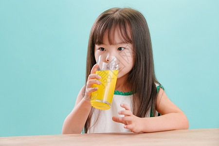 可爱的小女孩喝饮料学龄前儿童高清图片素材