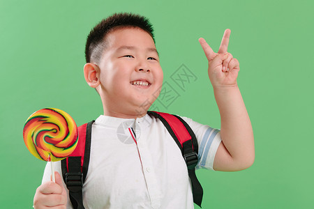 小男孩拿着棒棒糖亚洲高清图片素材