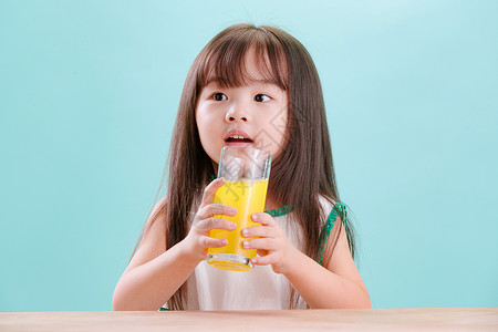 可爱的小女孩喝饮料儿童节高清图片素材