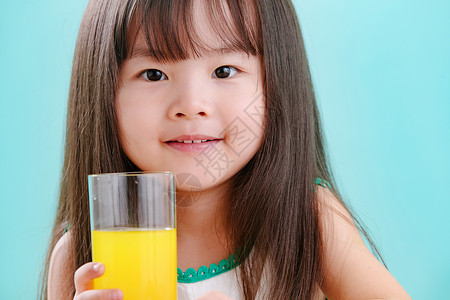 杯子4岁到5岁微笑可爱的小女孩喝饮料好奇心高清图片素材