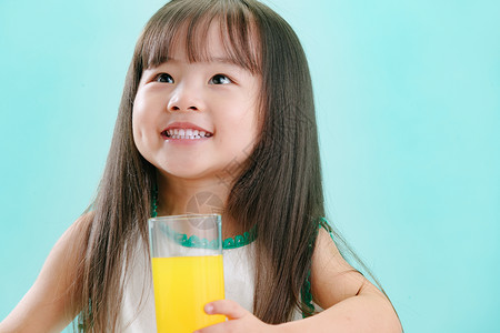 东方人活力希望可爱的小女孩喝饮料亚洲高清图片素材