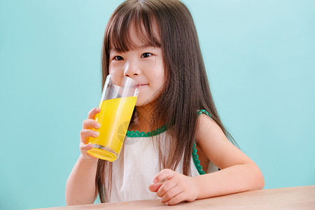 杯子健康成长可爱的小女孩喝饮料快乐高清图片素材