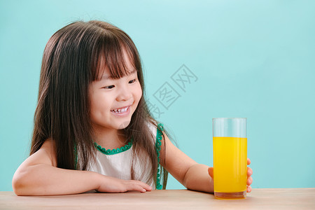 成长营养清新可爱的小女孩喝饮料儿童高清图片素材