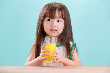 东亚成长健康可爱的小女孩喝饮料天真高清图片素材