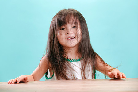 好奇心亚洲纯洁小女孩的可爱表情图片