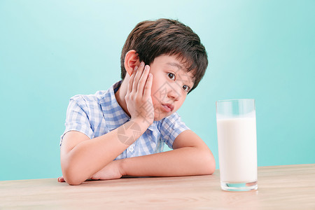 纯净饮料愉悦小男孩看着一杯牛奶学龄儿童高清图片素材