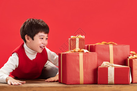 传统文化关爱拜年小男孩和新年礼物图片
