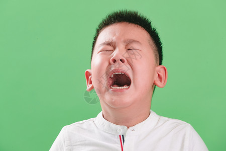 熊猫哭表情包亚洲天真影棚拍摄伤心的小男孩哭背景