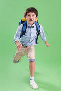 背包里的东西垂直构图休闲装亚洲背书包的快乐小学生背景