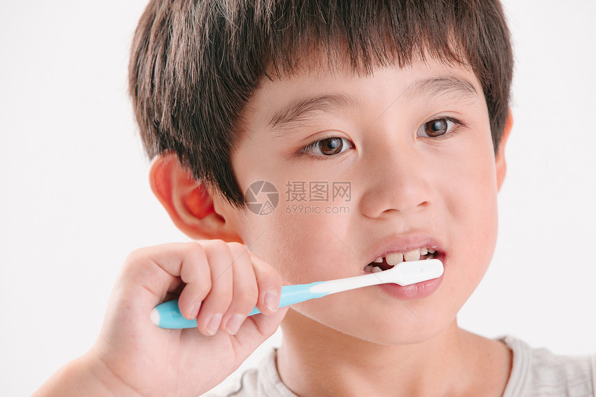 东方人摄影头部小男孩刷牙图片