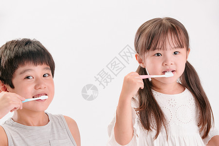活力东亚两个小朋友刷牙高清图片